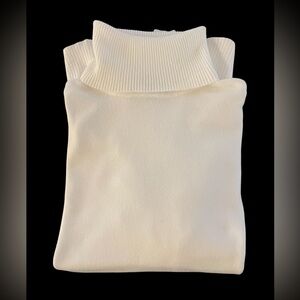 Cozy ivory Style & Co turtleneck sweater. Women’s size small, easy care blend